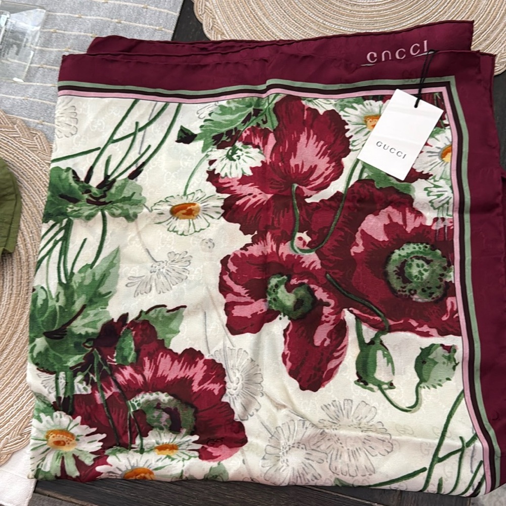 Brand New Gucci scarf 90cm x 90cm